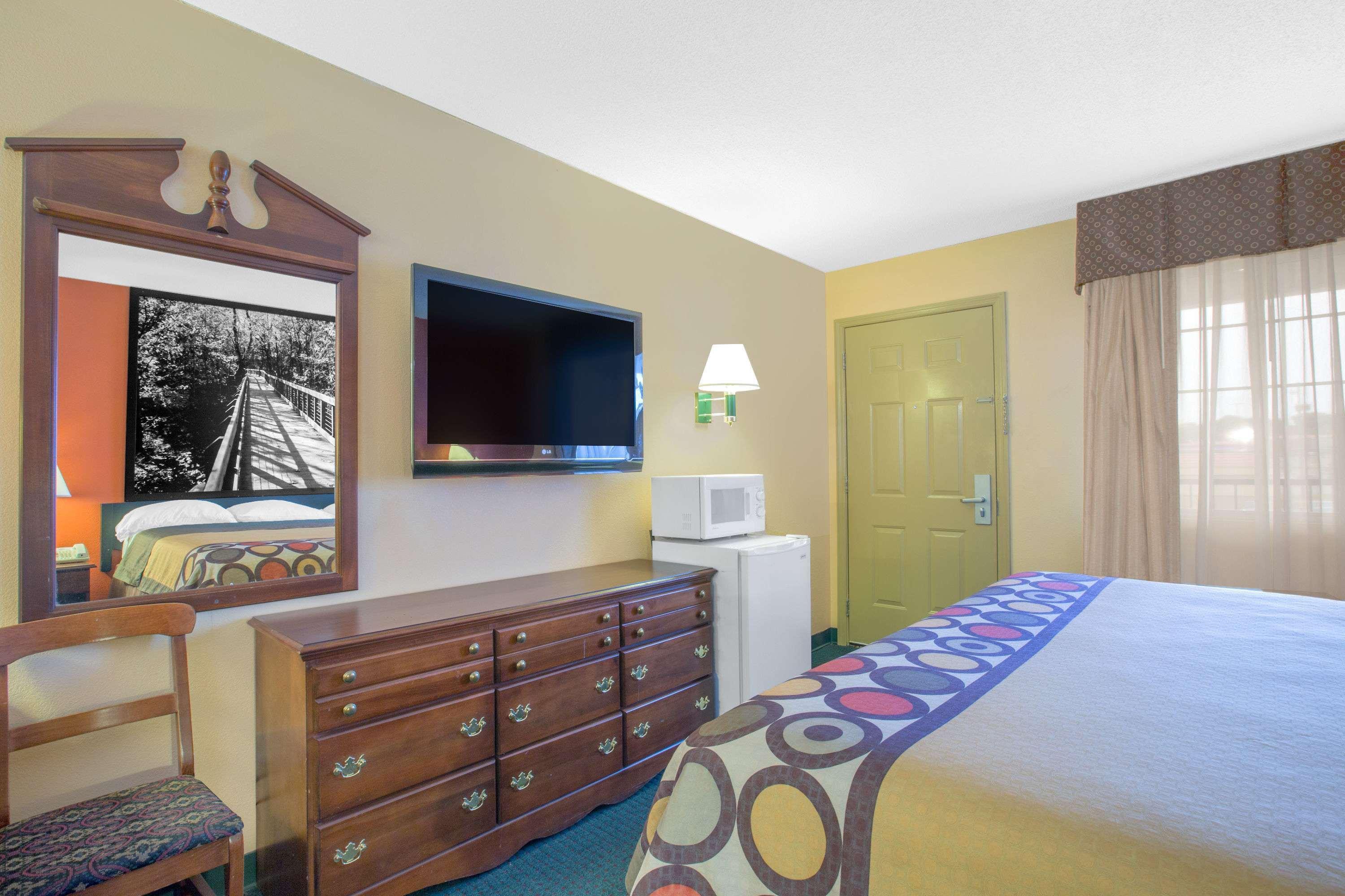 Super 8 by Wyndham Talladega AL Motel Bagian luar foto